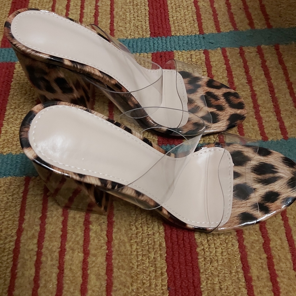 NWOT Women's Sandal